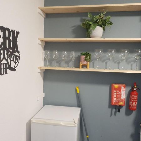 Topzy-Turvy - 1 Bedroom Apartment 스완지 외부 사진