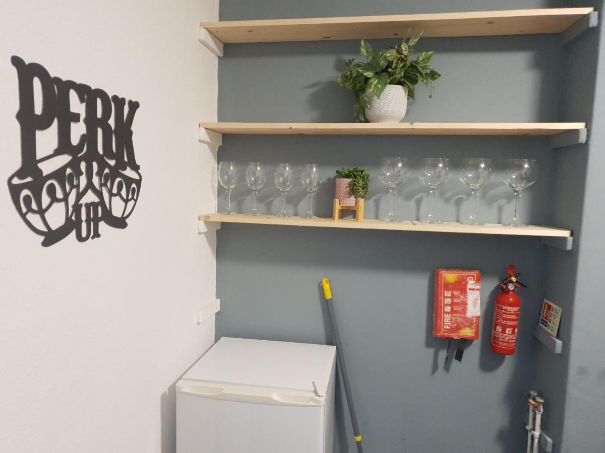 Topzy-Turvy - 1 Bedroom Apartment 스완지 외부 사진