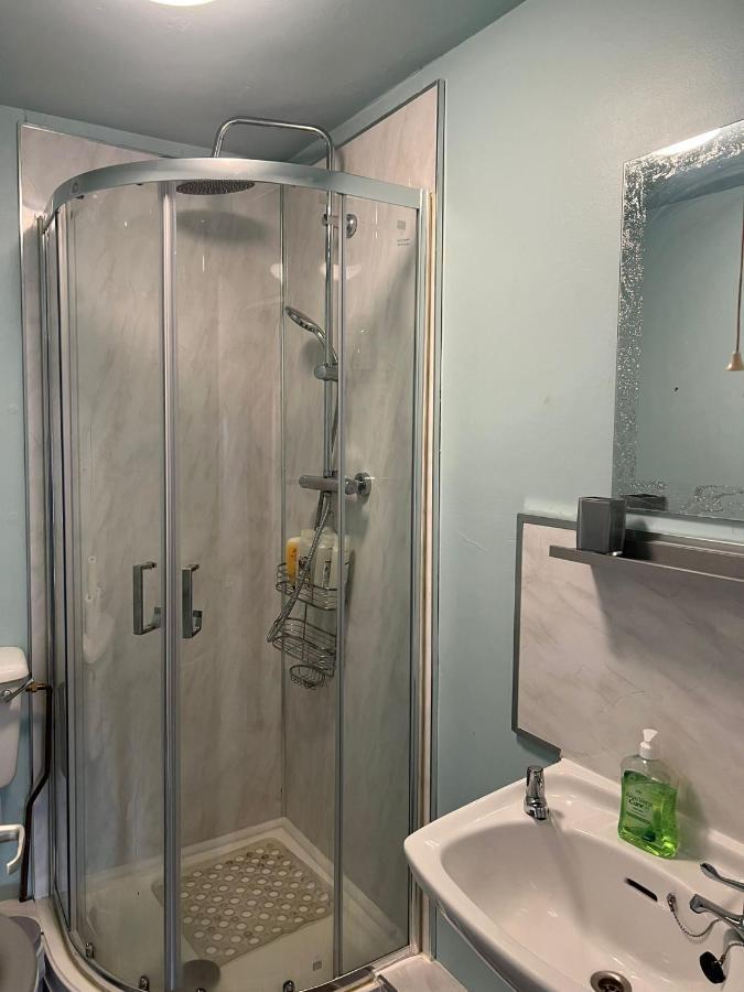 Topzy-Turvy - 1 Bedroom Apartment 스완지 외부 사진